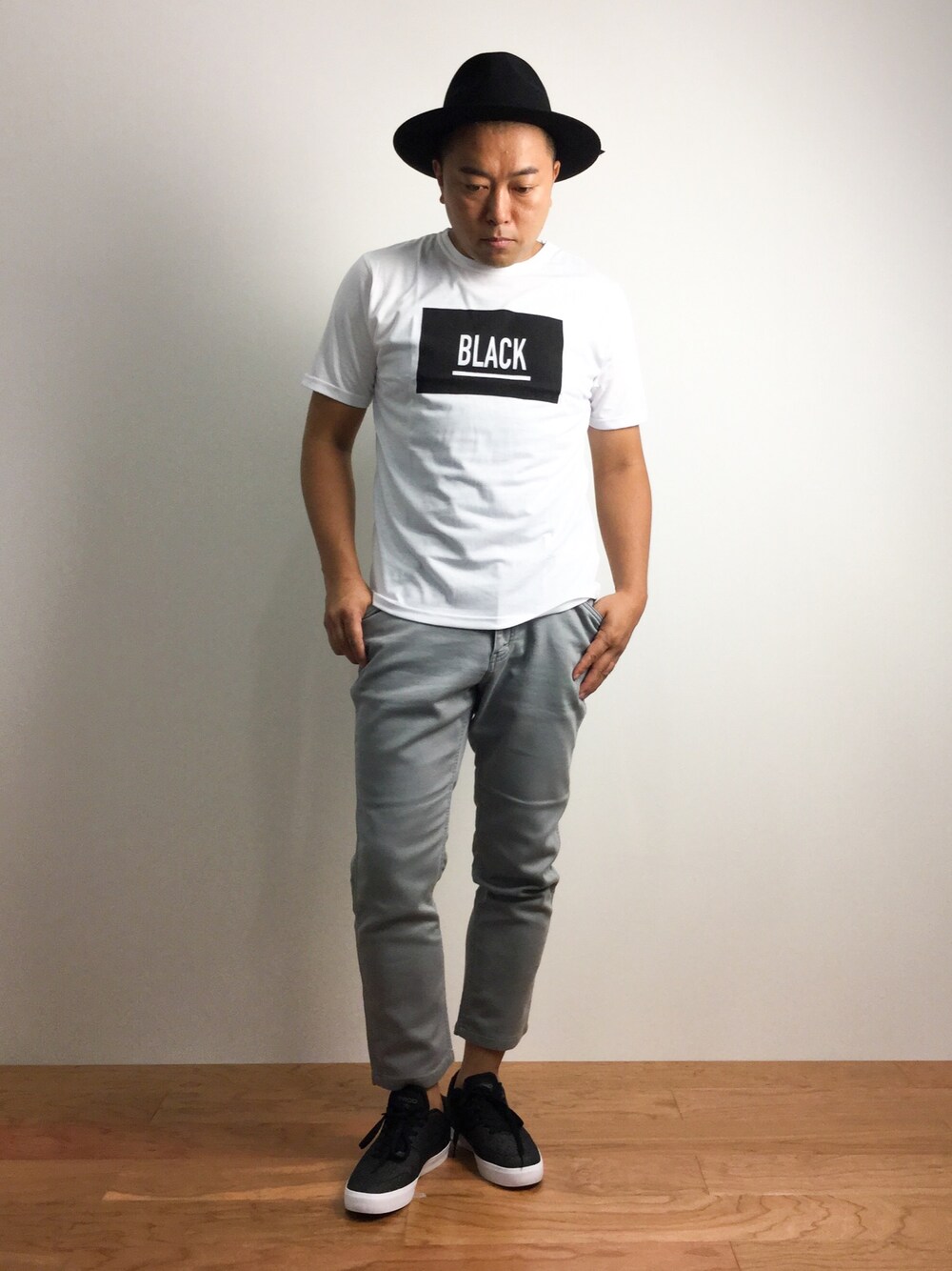 「チノパン、BEN DAVIS、ツバ広ハット、ANAP、nike sb 、L.H.P、WHITELAND BLACKBURN、ポールロドリゲス」｜「WHITELANDのLHP×WHITELAMDBLACKBURN/エルエイチピー×ホワイトランドブラックバーン/『BLACK』　Logo T-Shirts (6016151)（Tシャツ/カットソー、ホワイト系）」を使った、ナカガワ リュウさん（メンズ・172cm）の夏コーディネートの1枚目の写真