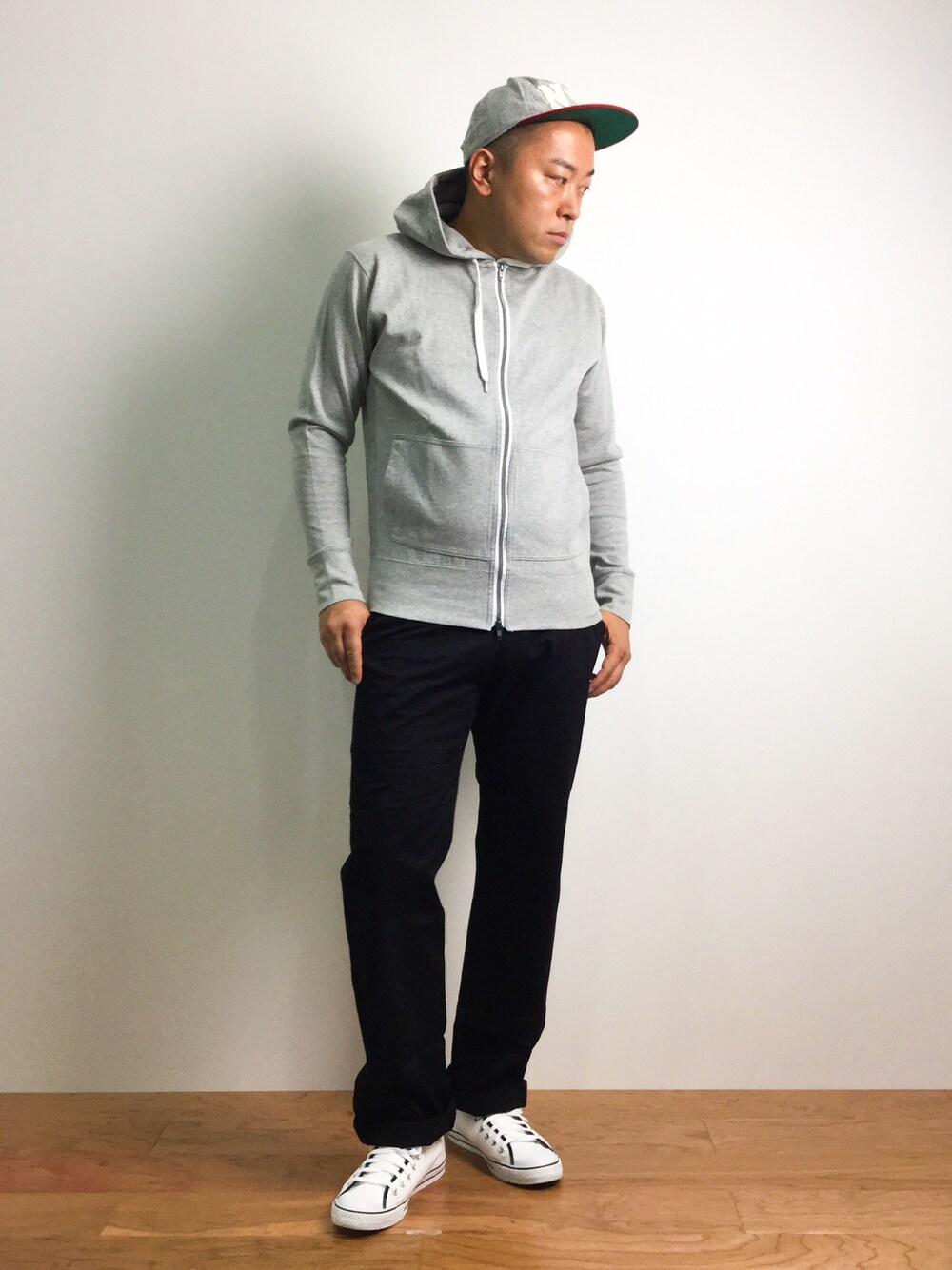 「チノパン、converse、united arrows、ベースボールキャップ、コットンパーカー、エベッツフィールド、マリンテイスト、Junred、yellow ruby」｜「JUNREDのエベッツフィールド別注ベースボールキャップ「NYC」（キャップ、グレー系）」を使った、ナカガワ リュウさん（メンズ・172cm）の夏コーディネートの1枚目の写真