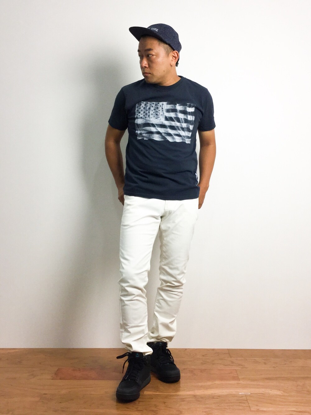 「ホワイトパンツ、ジェットキャップ、atmos、ikka、teva、Custom CulturE、Bruce Brown Films」｜「atmos/atmos girlsのBasiquenti ヘリンボーンニューヨークジェットキャップ（キャップ、ブルー系）」を使った、ナカガワ リュウさん（メンズ・172cm）の夏コーディネートの1枚目の写真