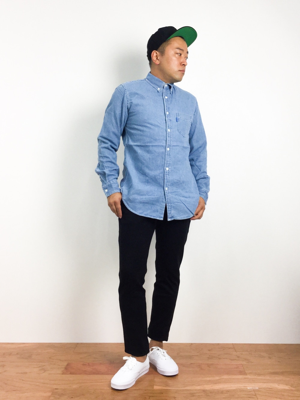 「スラックス、デニムシャツ、BEN DAVIS、L.H.P、VANS AUTHENTIC、ADPOSION、OUTDOOR PRODUCTS」｜「ADPOSIONのCORE FIGHTER×WORLD WIDE FAMOUS（キャップ、ブラック系）」を使った、ナカガワ リュウさん（メンズ・172cm）の夏コーディネートの1枚目の写真