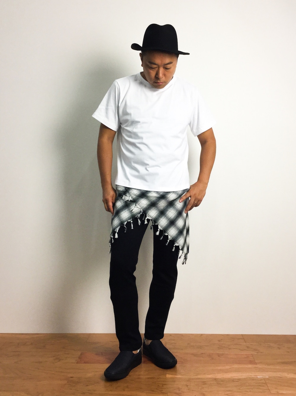 「ストール、スラックス、BEAMS、L.H.P、DankeSchon、フェルトハット、ADPOSION、BLUE TORNADO」｜「MASACA HATのMASACA HAT / WOOL FELT SIMPLE HAT（ハット、ブラック系）」を使った、ナカガワ リュウさん（メンズ・172cm）の夏コーディネートの1枚目の写真