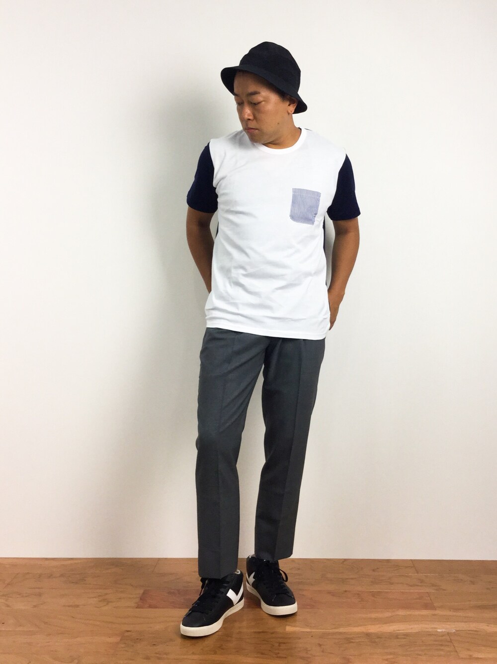 「テーパードパンツ、GLOBAL WORK、AMERICAN RAG CIE、FRED PERRY、EDIFICE、pony」｜「FRED PERRYのFRED PERRY × AMERICAN RAG CIE 別注ナイロンハット（ハット、ブラック系）」を使った、ナカガワ リュウさん（メンズ・172cm）の夏コーディネートの1枚目の写真