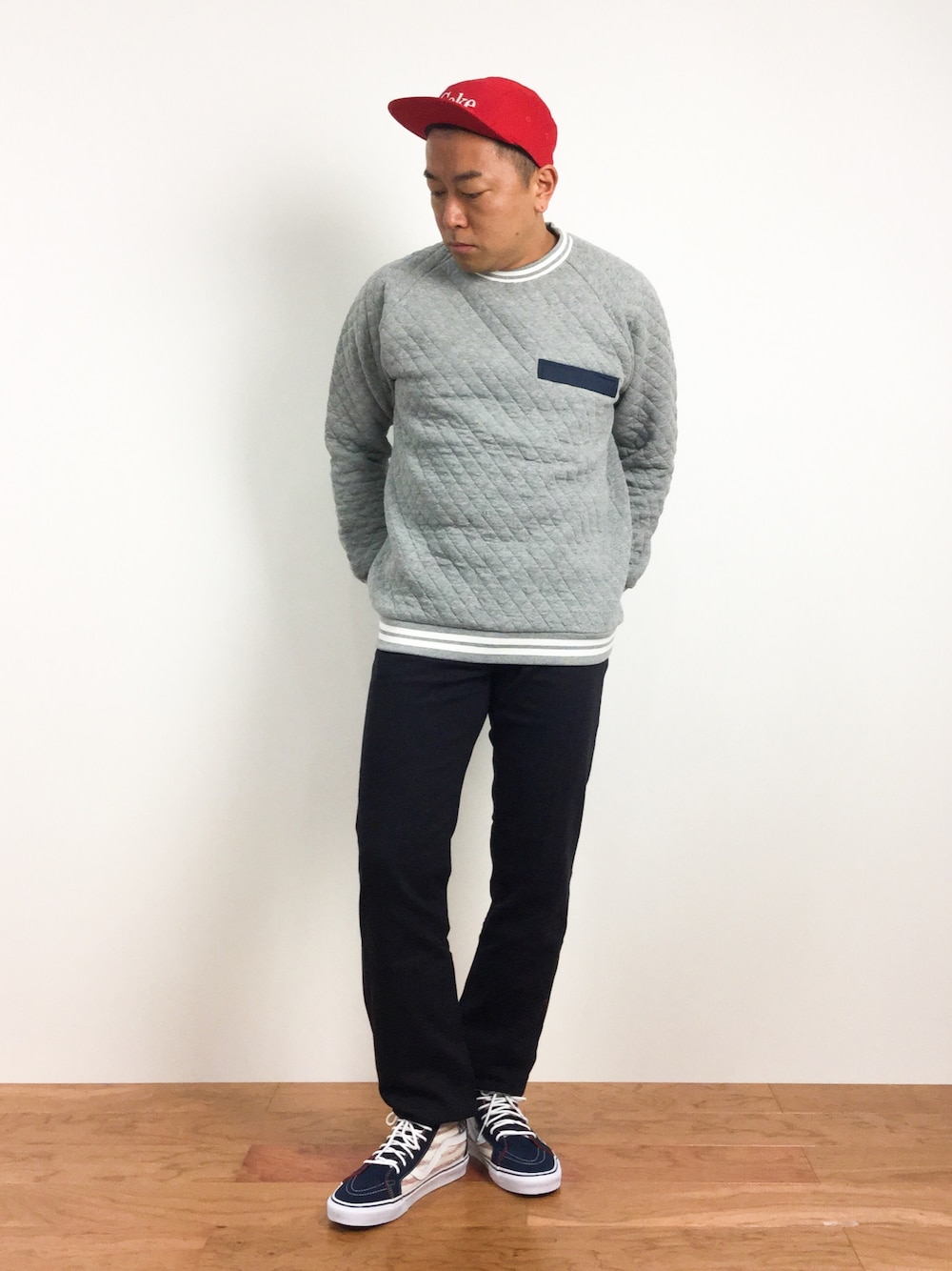 「VANS、キルティング、Levi's、FREAK’Ｓ STORE、BASIQUENTI、sk8-hi、coke」｜「BasiquentiのBASIQUENTI / コークメッシュジェットキャップ（キャップ、レッド系）」を使った、ナカガワ リュウさん（メンズ・172cm）の夏コーディネートの1枚目の写真