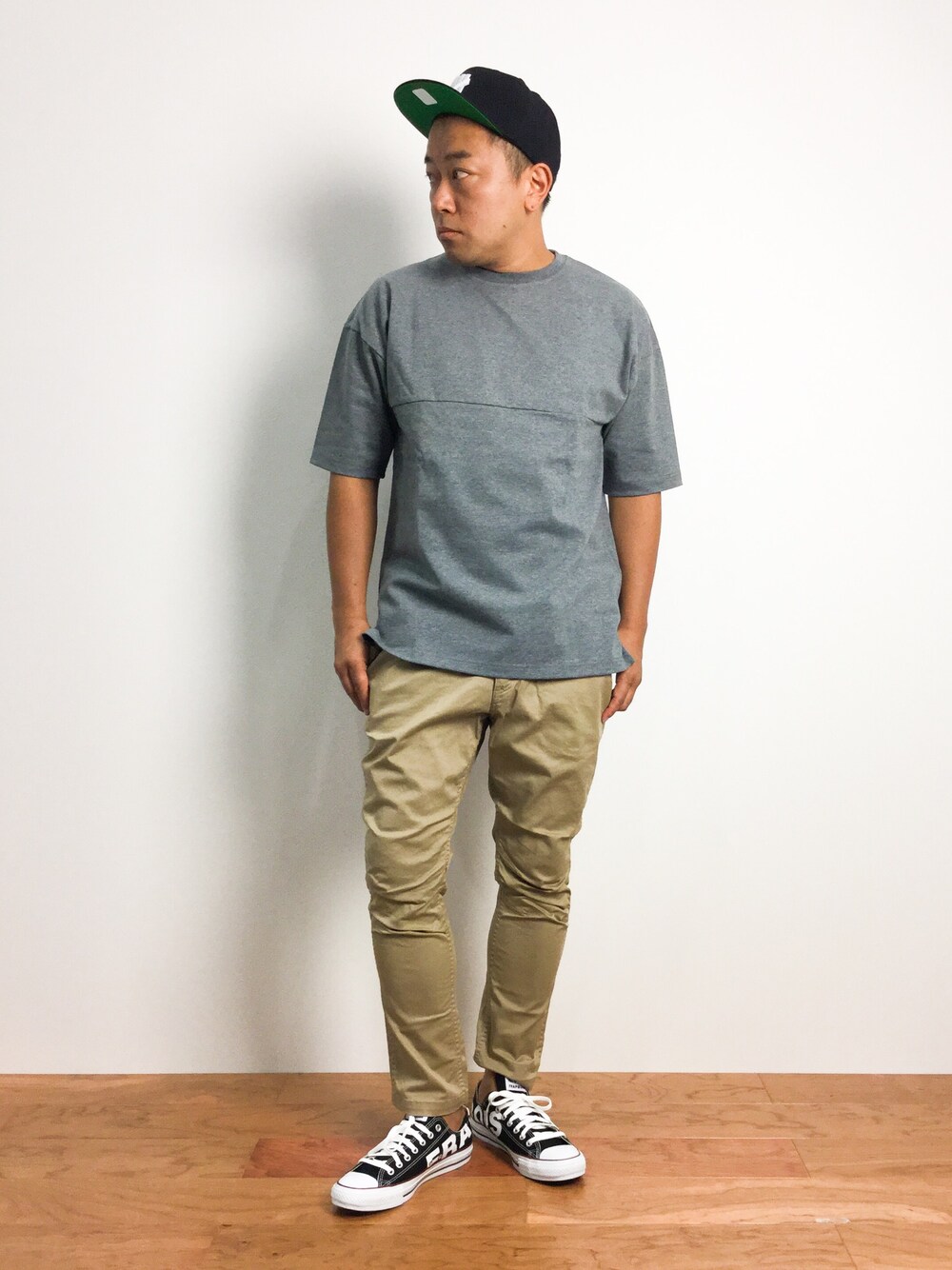 「キャップ、converse、undefeated、BEN DAVIS、ALL STAR、SENSE OF PLACE by URBAN RESEAR、天竺T」｜「UNDEFEATED のUNDEFEATED 5 STRIKE HO14 CAP（キャップ、ブラック系）」を使った、ナカガワ リュウさん（メンズ・172cm）の夏コーディネートの1枚目の写真