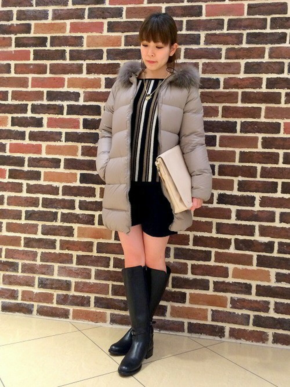 「コート、ショートパンツ、ハンガリーダウン」｜「NOMBRE IMPAIRのハンガリーダウン ミドル丈コート（ダウンジャケット/コート、ベージュ系）」を使った、morita.さん（レディース・154cm）の冬コーディネートの1枚目の写真