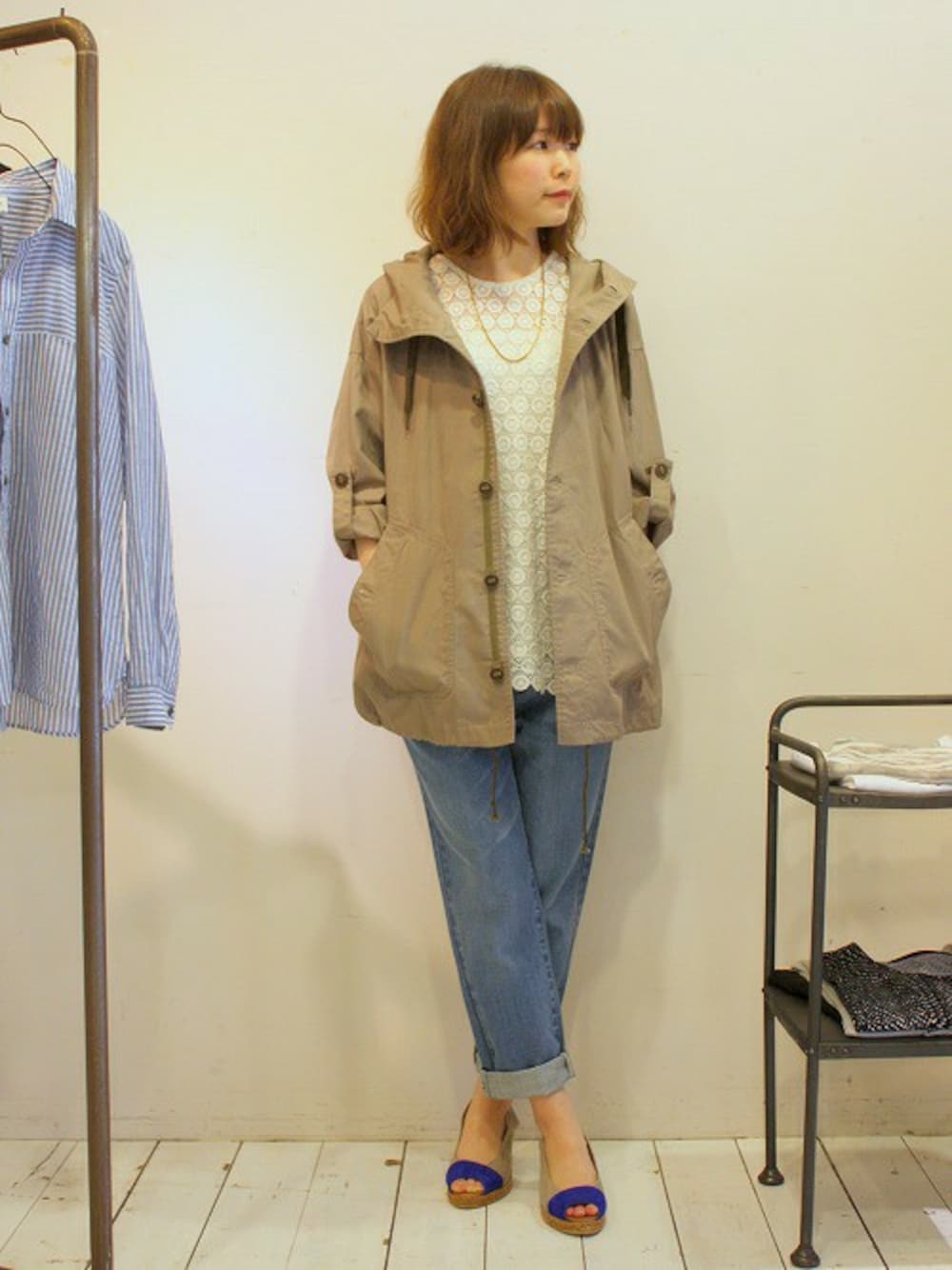 「デニム、レース、春アウター」｜「NOMBRE IMPAIRの60/2ギャバジン ポンチョコート（ポンチョ、グリーン系）」を使った、morita.さん（レディース・154cm）の春コーディネートの1枚目の写真