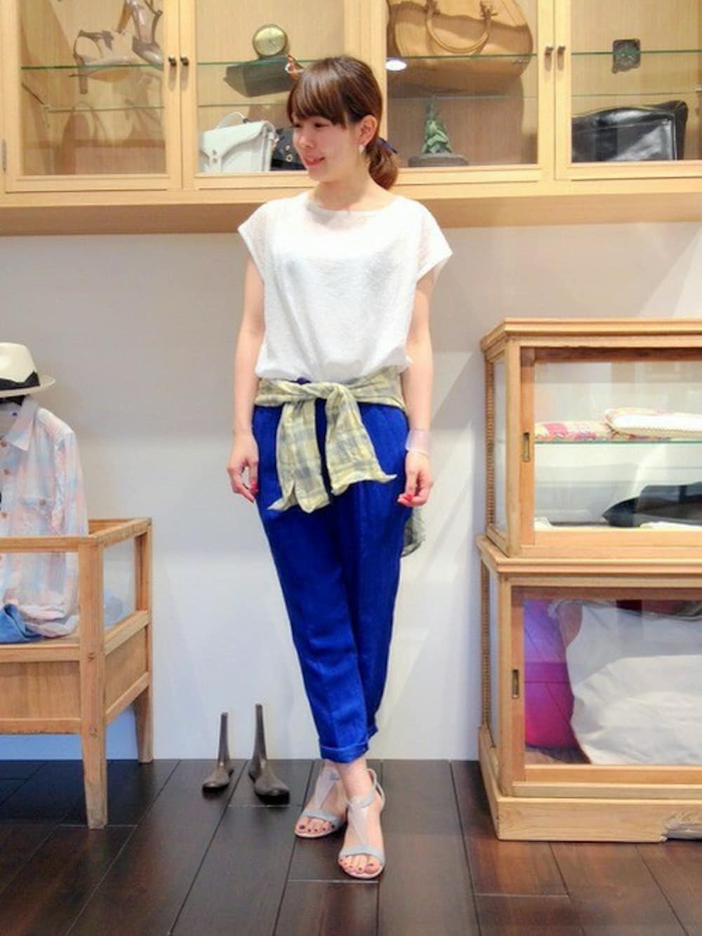 「チェックシャツ、イージーパンツ、ブルー x ホワイト」｜「NOMBRE IMPAIRのｶｯﾄﾄﾞﾋﾞｰｺﾝﾋﾞ ﾌﾚﾝﾁｽﾘｰﾌﾞﾌﾞﾗｳｽ（シャツ/ブラウス、ホワイト系）」を使った、morita.さん（レディース・154cm）の春コーディネートの1枚目の写真