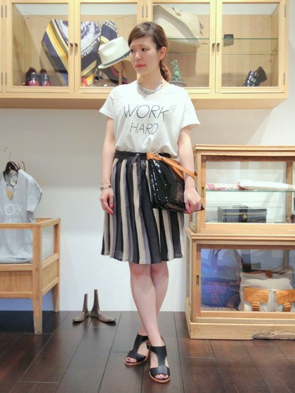 「ロゴスウェット、ニットスカート、ビニールクラッチ」｜「NOMBRE IMPAIRのガーゼソフト裏毛 ロゴ入りショートプルオーバー（Tシャツ/カットソー、ホワイト系）」を使った、morita.さん（レディース・154cm）の春コーディネートの1枚目の写真