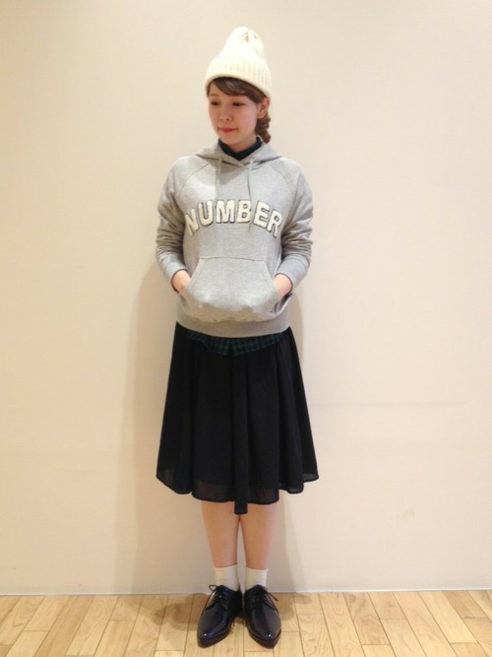 「チェックシャツ、パーカー、ニットキャップ、レースアップシューズ、膝丈スカート」｜「NOMBRE IMPAIRのNUMBER刺繍 裏毛パーカープルオーバー （パーカー、グレー系）」を使った、morita.さん（レディース・154cm）の夏コーディネートの1枚目の写真