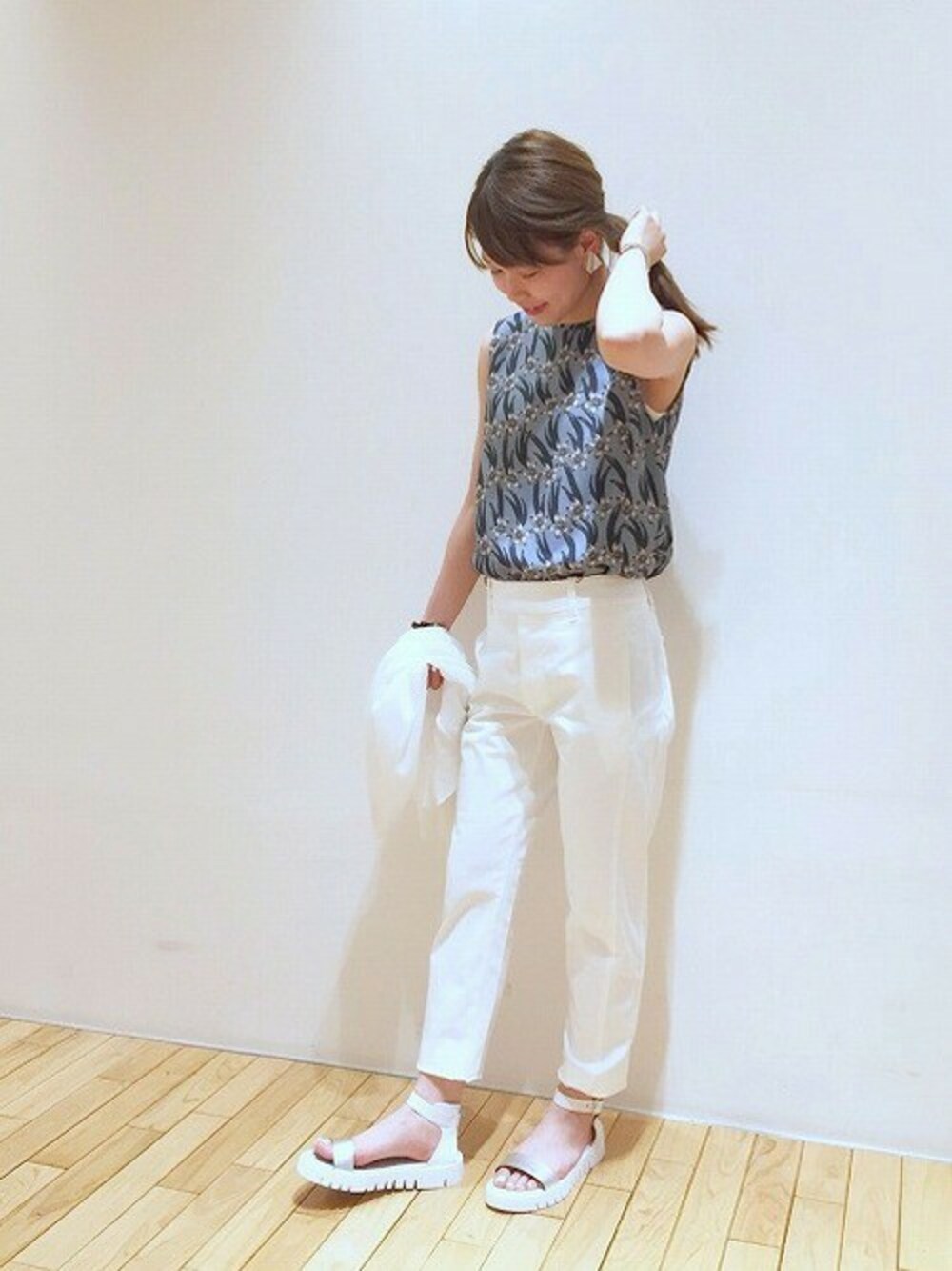 「花柄、ホワイトパンツ、ホワイトコーデ、フラットサンダル、プリントブラウス」｜「NOMBRE IMPAIRのバイヤスフラワー クルーネックブラウス（シャツ/ブラウス、ブルー系）」を使った、morita.さん（レディース・154cm）の春コーディネートの1枚目の写真