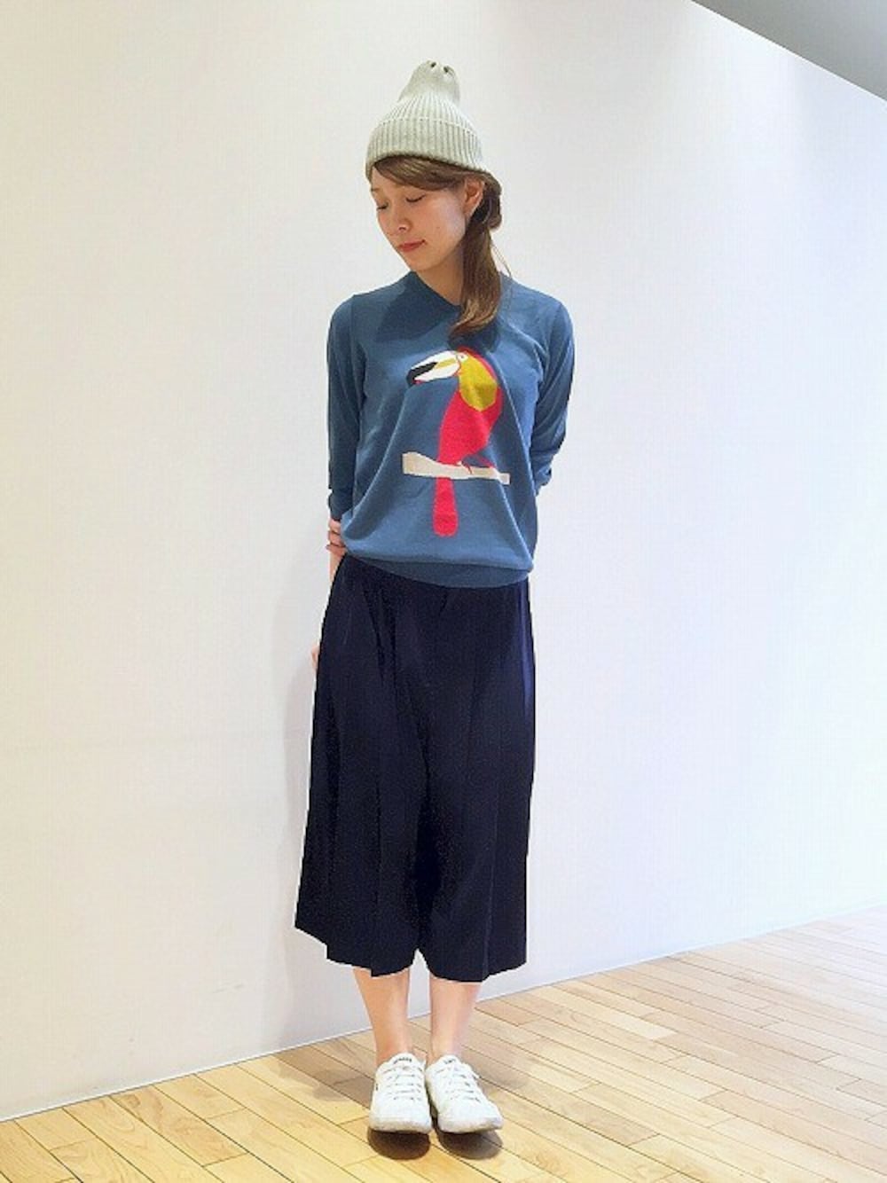 「ニットキャップ、クロップドパンツ、コットンニット、プリーツパンツ、鳥モチーフ」｜「rapiecageのCOOL MAX ニットキャップ（ニットキャップ/ビーニー、グレー系）」を使った、morita.さん（レディース・154cm）の春コーディネートの1枚目の写真