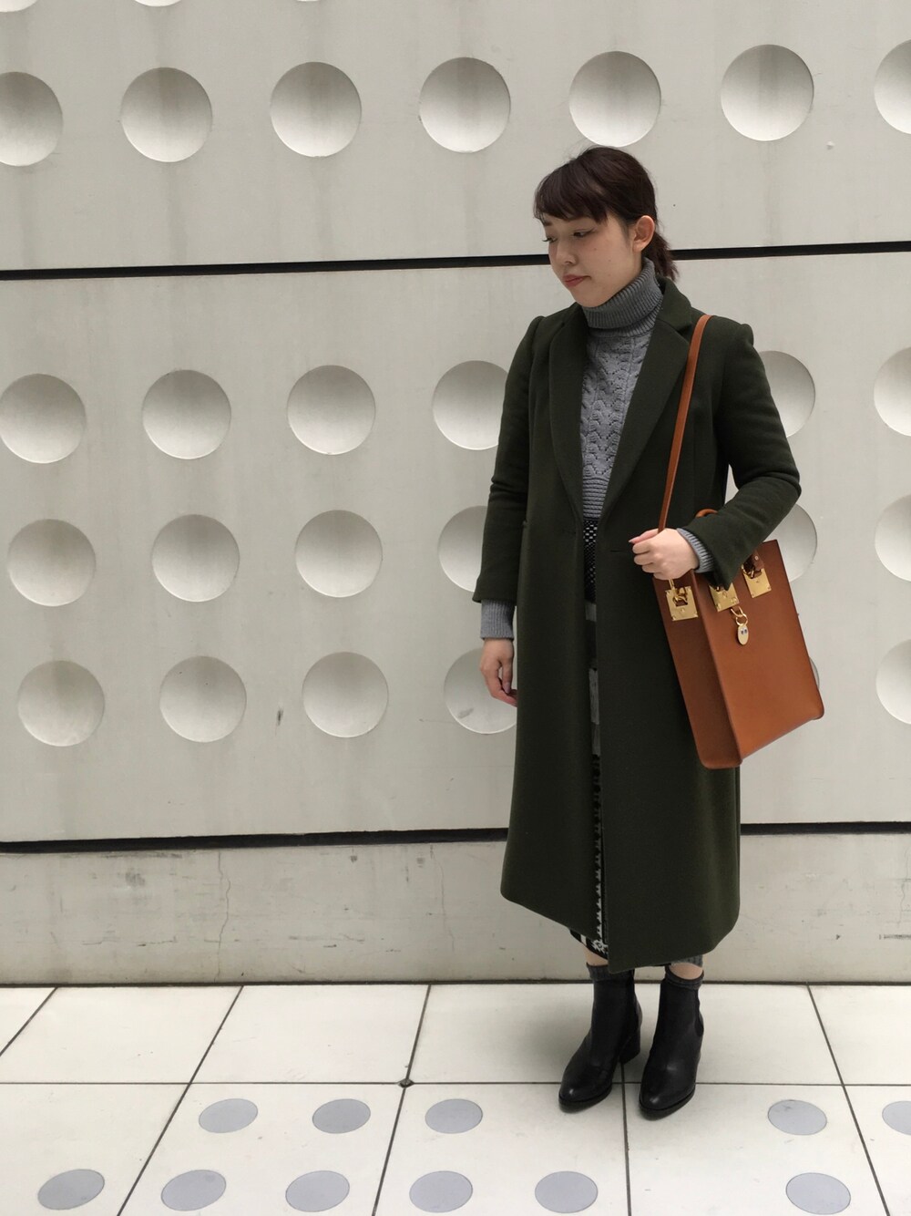 「冬コーデ、ニット、オトナカジュアル、mame、SOPHIE HULME 、スカート、コート」｜「mameのmame タートルフリンジニット（ニット/セーター、グレー系）」を使った、わたなべさん（レディース・163cm）の秋コーディネートの1枚目の写真