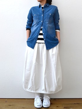 「アイテム（デニムスカート）」を使った、WEBSTOREstaffさん（レディース・155cm）の春コーディネート