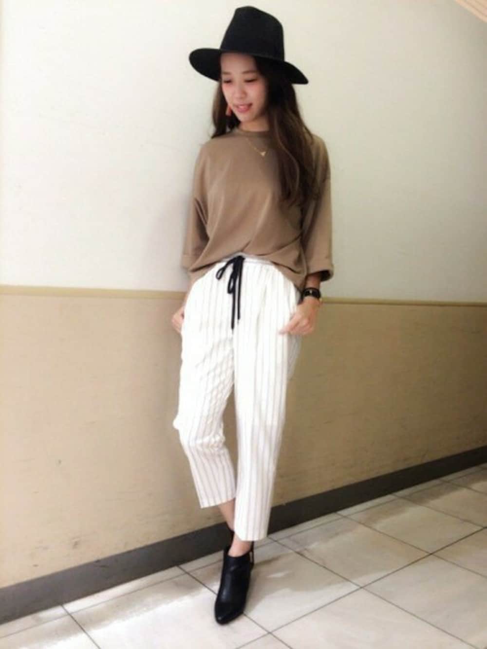 「テーパードパンツ、JEANASiS、ストライプ、キャメル」｜「JEANASISのボンディングワイドプルオーバー/568811 （Tシャツ/カットソー、イエロー系）」を使った、SAAYANさん（レディース・166cm）の夏コーディネートの1枚目の写真
