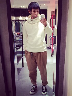 「worknotworkのアイテム（パーカー、ホワイト系）」を使った、岩田  和也さん（メンズ・172cm）の秋コーディネート