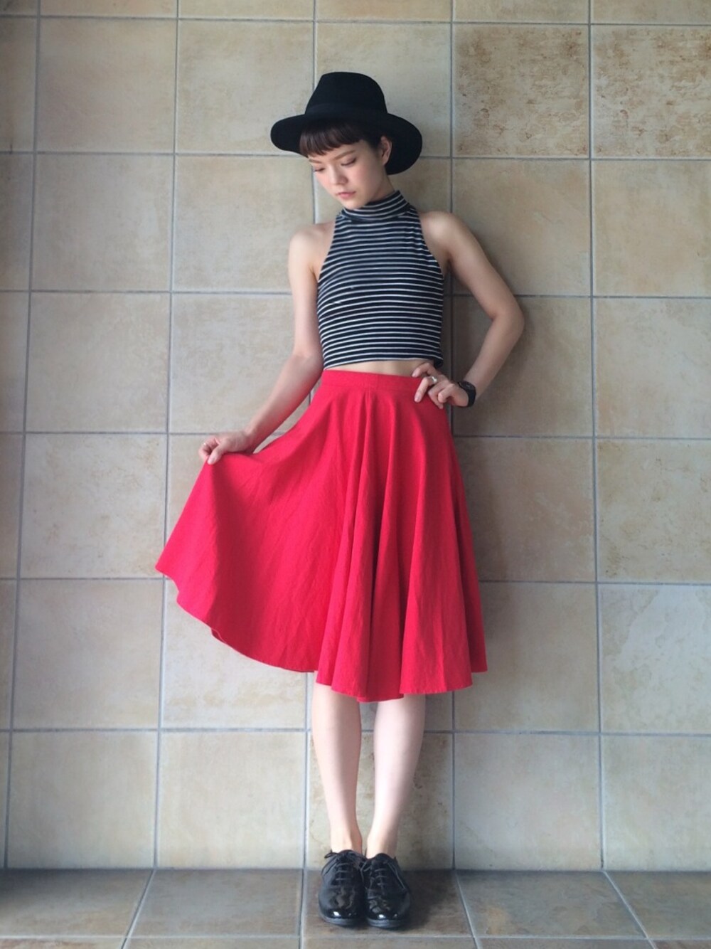 長澤メイさんの「赤フレアスカート（MOUSSY）」を使ったコーディネート
