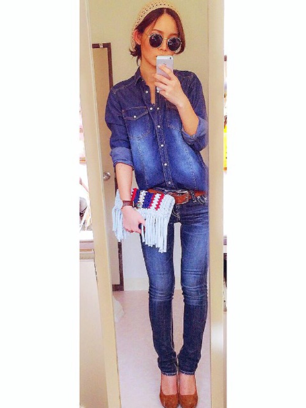 ブルー系のシャツ/ブラウス、ブルー系のデニムパンツ、ブラック系のサングラスを着用したレディースの夏コーディネートの1枚目の写真