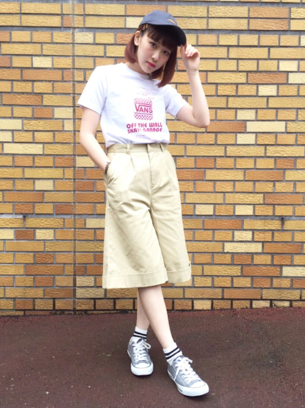 ホワイト系のTシャツ/カットソー、ベージュ系のチノパンツ、ブラック系のキャップを着用したレディースの夏コーディネートの1枚目の写真