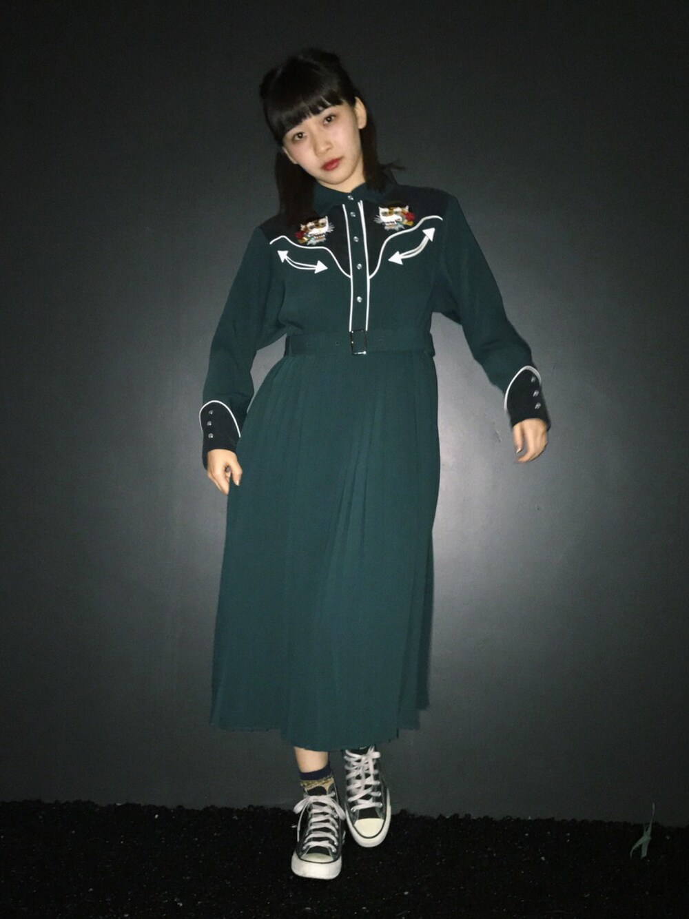 グリーン系のワンピースを着用したレディースの秋コーディネートの1枚目の写真