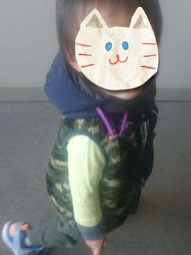 「DENIM DUNGAREE（デニムダンガリー）のアイテム（ベスト、ブラック系）」を使った、Akiiiさん（キッズ・90cm）の秋コーディネート