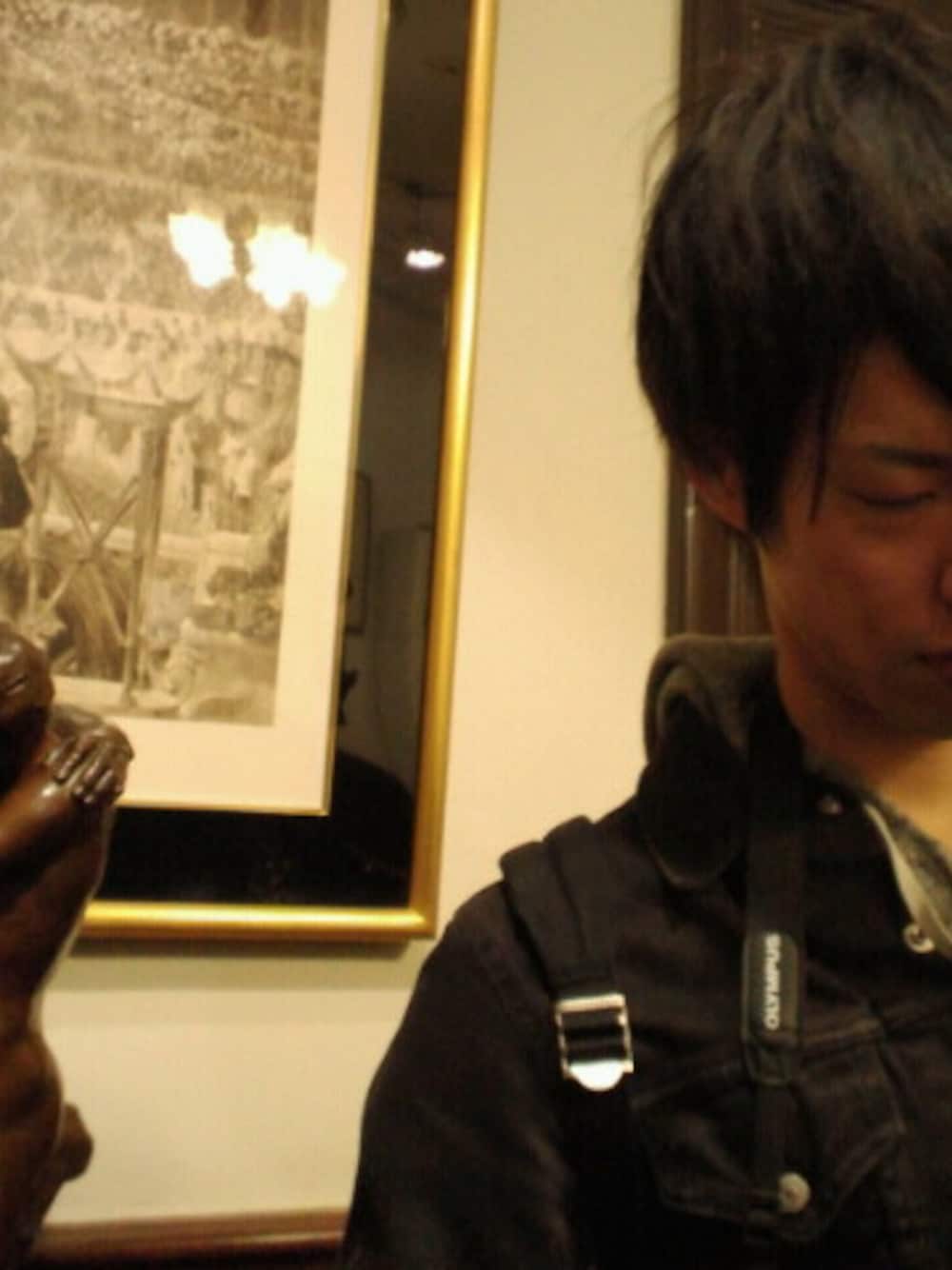 「デニムジャケット、黒、旅行」｜「N.HOOLYWOODのミスターハリウッド デニムJKT（デニムジャケット、ブラック系）」を使った、くちびるおばけさん（メンズ・175cm）の春コーディネートの1枚目の写真
