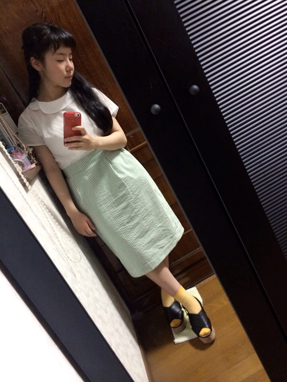 「ブラウス、ストライプ、GLOBAL WORK、ひざ下スカート、靴下 × サンダル、緑x白、chambre de charme」｜「GLOBAL WORKの【GLOBAL WORK】クロスコルクウエッジ2/546590（サンダル、ブラック系）」を使った、３ｉ９ｕさん（レディース・145cm）の夏コーディネートの1枚目の写真