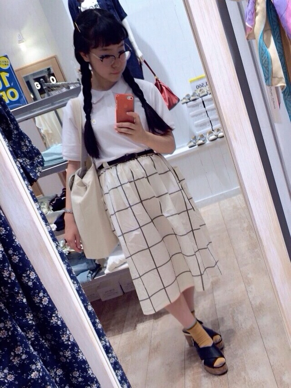 「トートバッグ、ホワイト、I am I、ｂｕｌｌｅ　ｄｅ　ｓａｖｏｎ、ポロシャツ、目玉焼き、グローバルワーク(GLOBAL WORK)」｜「GLOBAL WORKの【GLOBAL WORK】クロスコルクウエッジ2/546590（サンダル、ブラック系）」を使った、３ｉ９ｕさん（レディース・145cm）の夏コーディネートの1枚目の写真