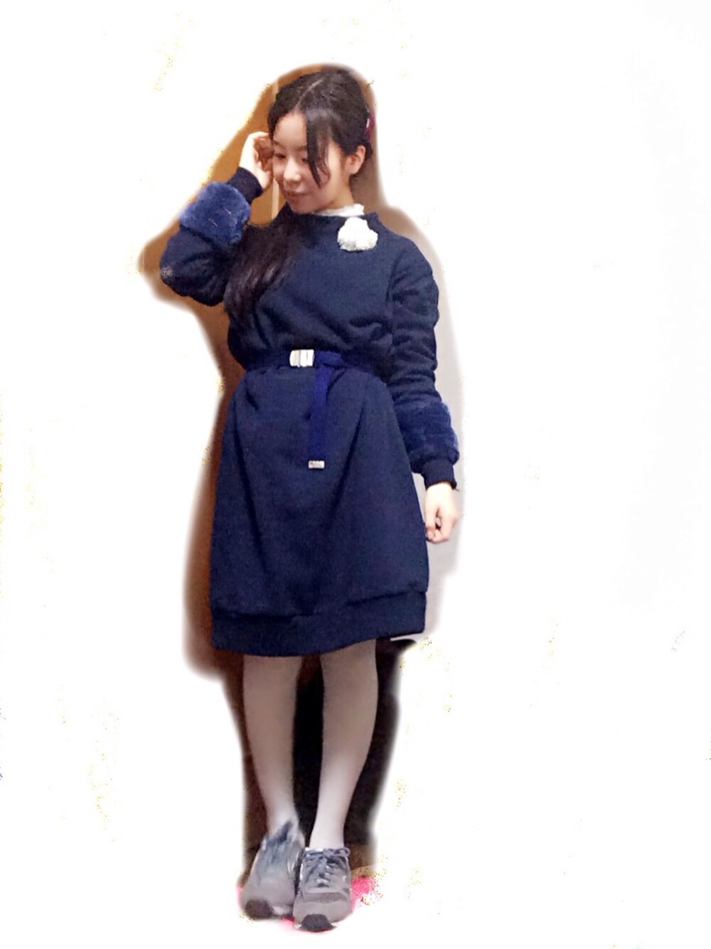「ドットアンドストライプス(Dot＆Stripes　CHILDWOMAN)、tutuanna、earth music&ecology、白タイツ、New Balance、ガチャベルト、OTD展」｜「Dot＆Stripes CHILD WOMANの裏起毛裏毛　ファー付きワンピース（ワンピース、ブルー系）」を使った、３ｉ９ｕさん（レディース・145cm）の冬コーディネートの1枚目の写真