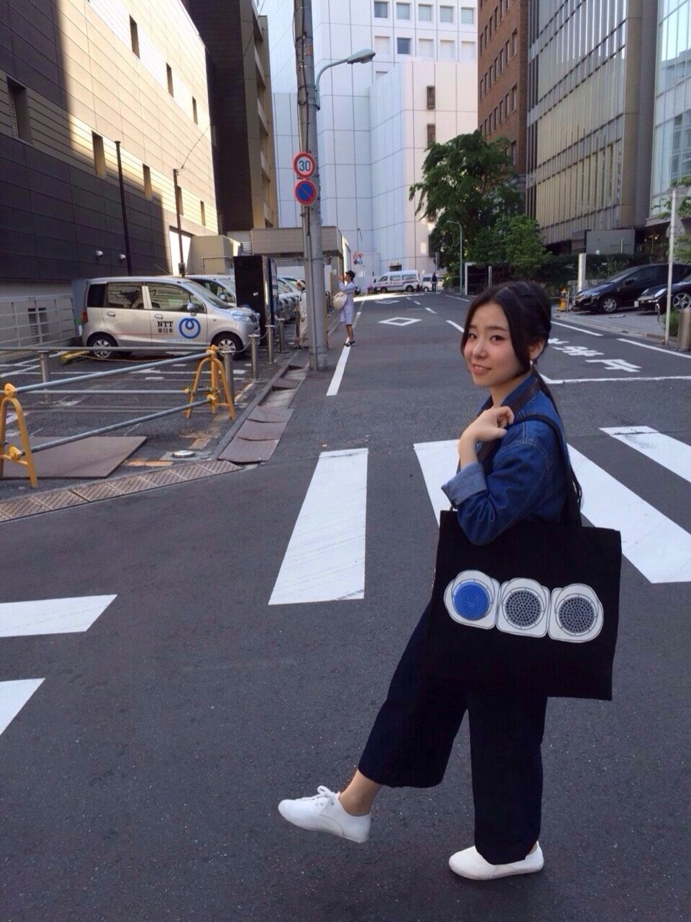 「ムー部、I am I、GU、青×白、ガウチョパンツ、デニム」｜「I am I in fact...のブラウス（シャツ/ブラウス、ホワイト系）」を使った、３ｉ９ｕさん（レディース・145cm）の春コーディネートの1枚目の写真