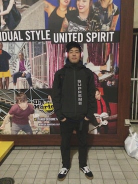 「ヘッドホン」｜「アイテム（ナイロンジャケット）」を使った、中野宇治さん（メンズ・175cm）の冬コーディネート