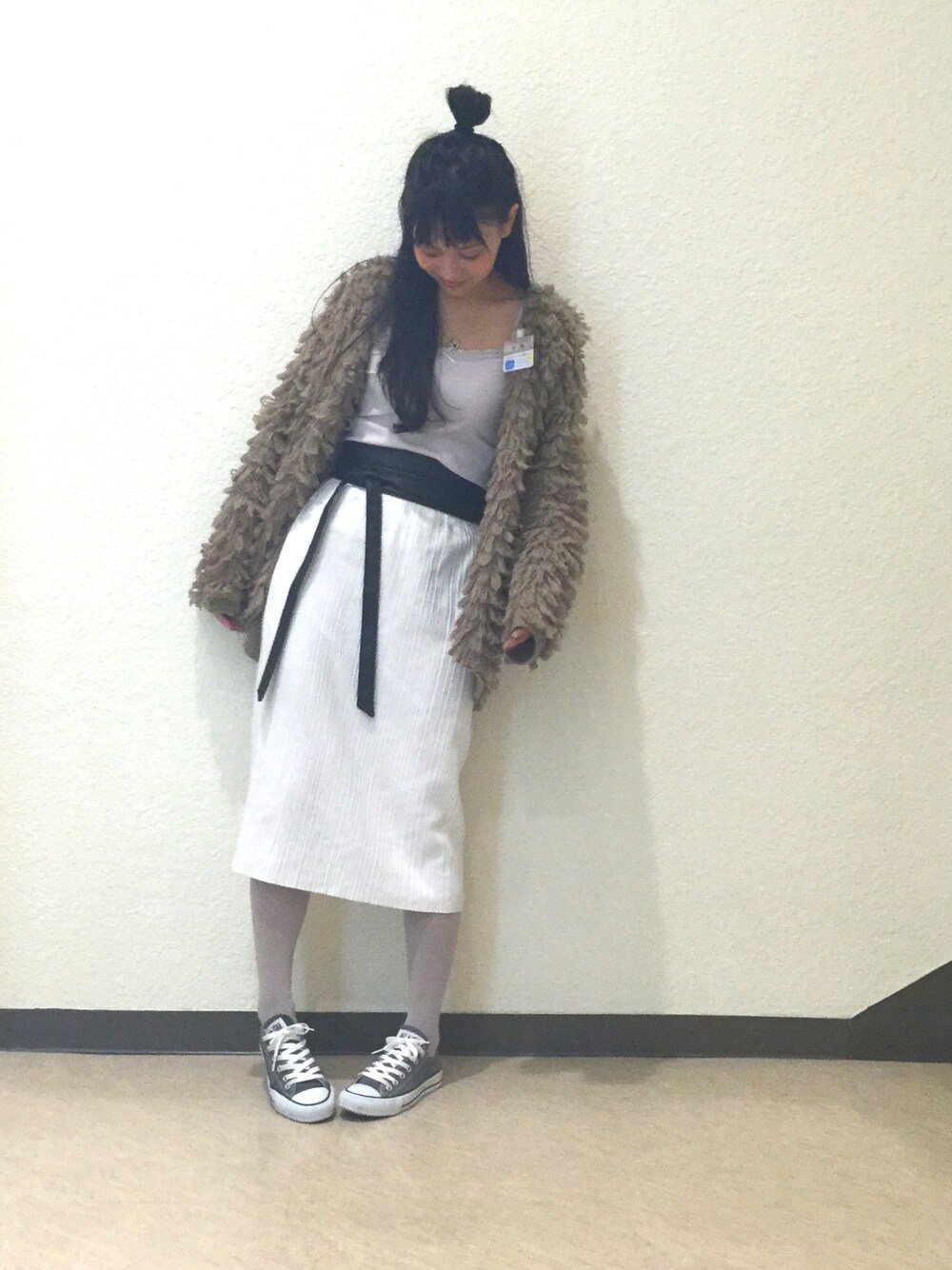 「グレー、ワントーンコーデ、ootd、おだんごヘアー、ループカーディガン、Another Edition、大人ガーリー、スニーカーコーデ」｜「靴下屋のアイテム（タイツ/ストッキング、グレー系）」を使った、ジャー。さん（レディース・153cm）の秋コーディネートの1枚目の写真