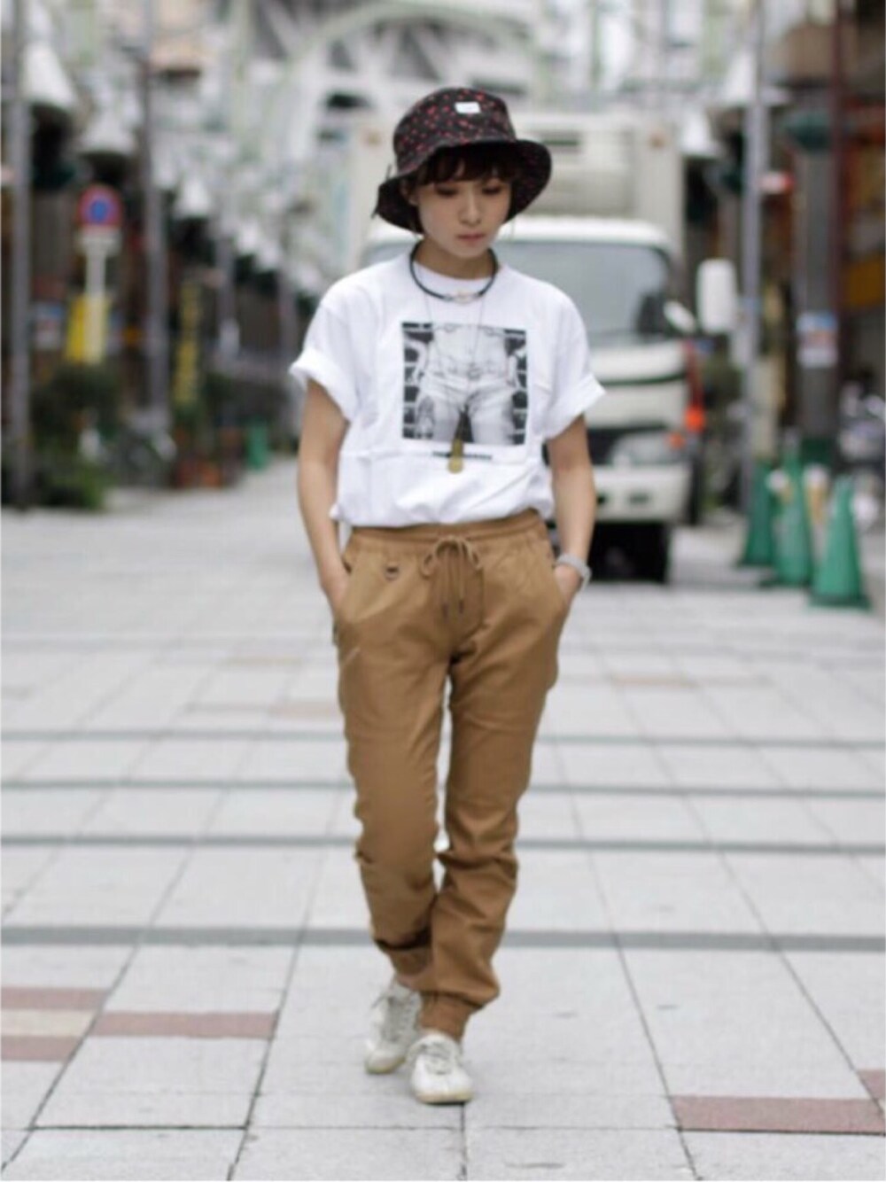 「ストリート、夏、白Tシャツ、ジョガーパンツ」｜「PUBLISHのアイテム（パンツ、ベージュ系）」を使った、ocoさん（レディース・149cm）の夏コーディネートの1枚目の写真