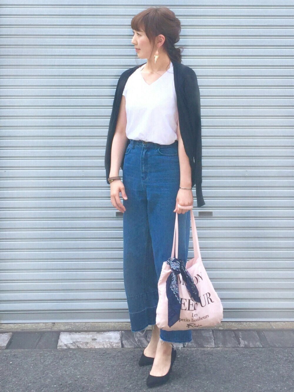 ブルー系のデニムパンツ、ピンク系のエコバッグ/サブバッグ、ホワイト系のTシャツ/カットソーを着用したレディースの春コーディネートの1枚目の写真