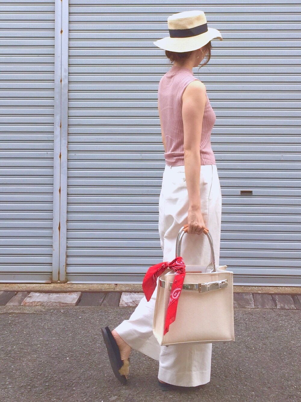 ピンク系のニット/セーター、ホワイト系のパンツ、その他のサンダルを着用したレディースの夏コーディネートの1枚目の写真