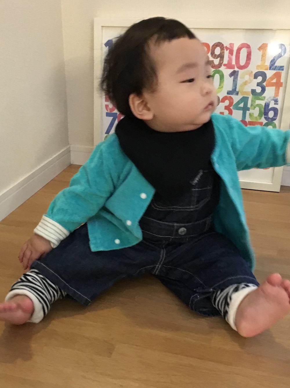 「サロペット、ベビーコーデ、０歳、7ヶ月、コムサ、リンクコーデ、親子コーデ」｜「西松屋のアイテム（スタイ/よだれかけ、ブラック系）」を使った、MICHIさん（レディース・159cm）の秋コーディネートの1枚目の写真