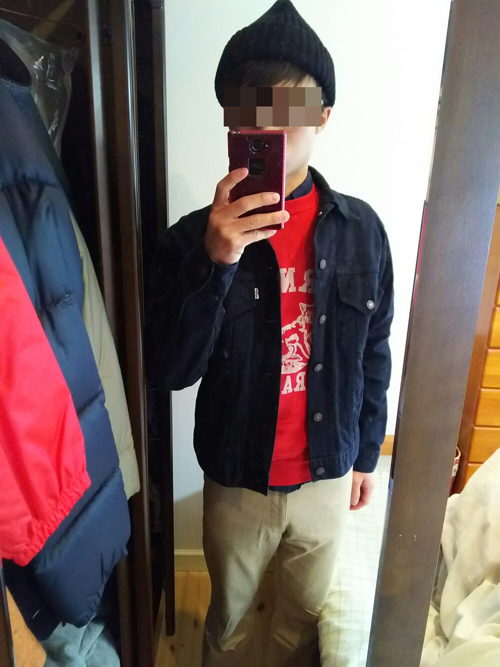 「リーバイス、ブラックデニム、ニット帽、スウェット、古着、アメカジ、チノパン」｜「Levi'sのアイテム（デニムジャケット、ブラック系）」を使った、オールドリッチさん（メンズ・172cm）の冬コーディネートの1枚目の写真