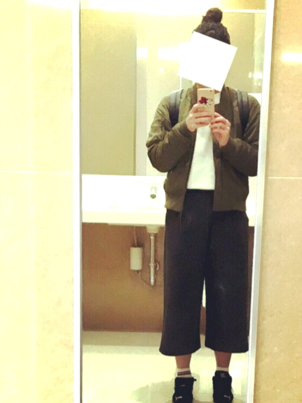 「MA-1、めがね、ワイドパンツ、おだんごヘアー、白ニット、ローリーズファーム(LOWRYS FARM)、コーエン(coen)、チャイルドウーマン」｜「LOWRYS FARMのサーモライトMA-1　712878（MA-1、グリーン系）」を使った、Kさん（レディース・163cm）の冬コーディネートの1枚目の写真