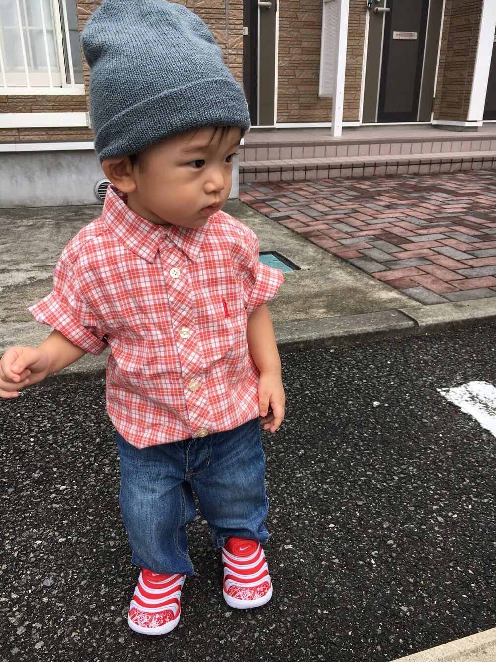 レッド系のシャツ/ブラウス、ブルー系のデニムパンツ、レッド系のスニーカーを着用したキッズの夏コーディネートの1枚目の写真