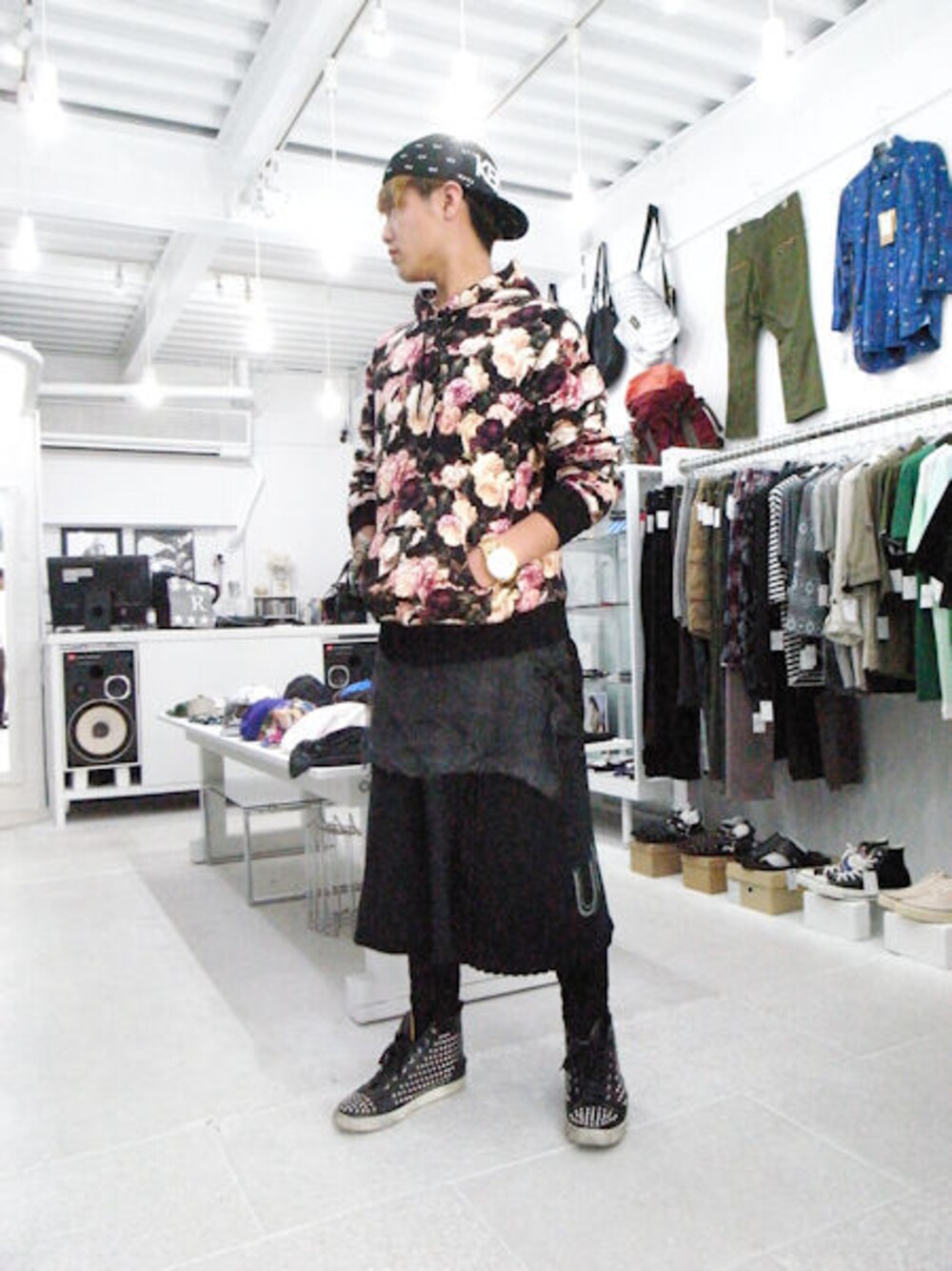 「シュプリーム、コムデギャルソン、ケンゾー(KENZO)、アンダーカバー、ニクソン(NIXON)」｜「カバナのスタッズスニーカー（スニーカー、ブラック系）」を使った、きょへおさん（メンズ・177cm）の夏コーディネートの1枚目の写真