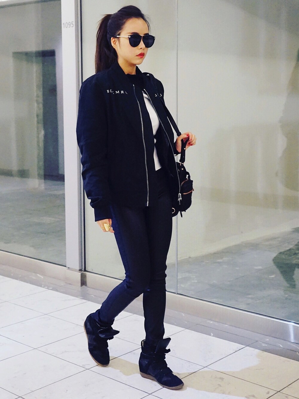 「ootd、lookbook、HELMUT LANG、karenwalker、fashion、fashion blogger、STYLE、STYLENANDA、outfitoftheday」｜「HELMUT LANGのアイテム（パンツ、ブラック系）」を使った、Shellurefashionさん（レディース・165cm）の冬コーディネートの1枚目の写真