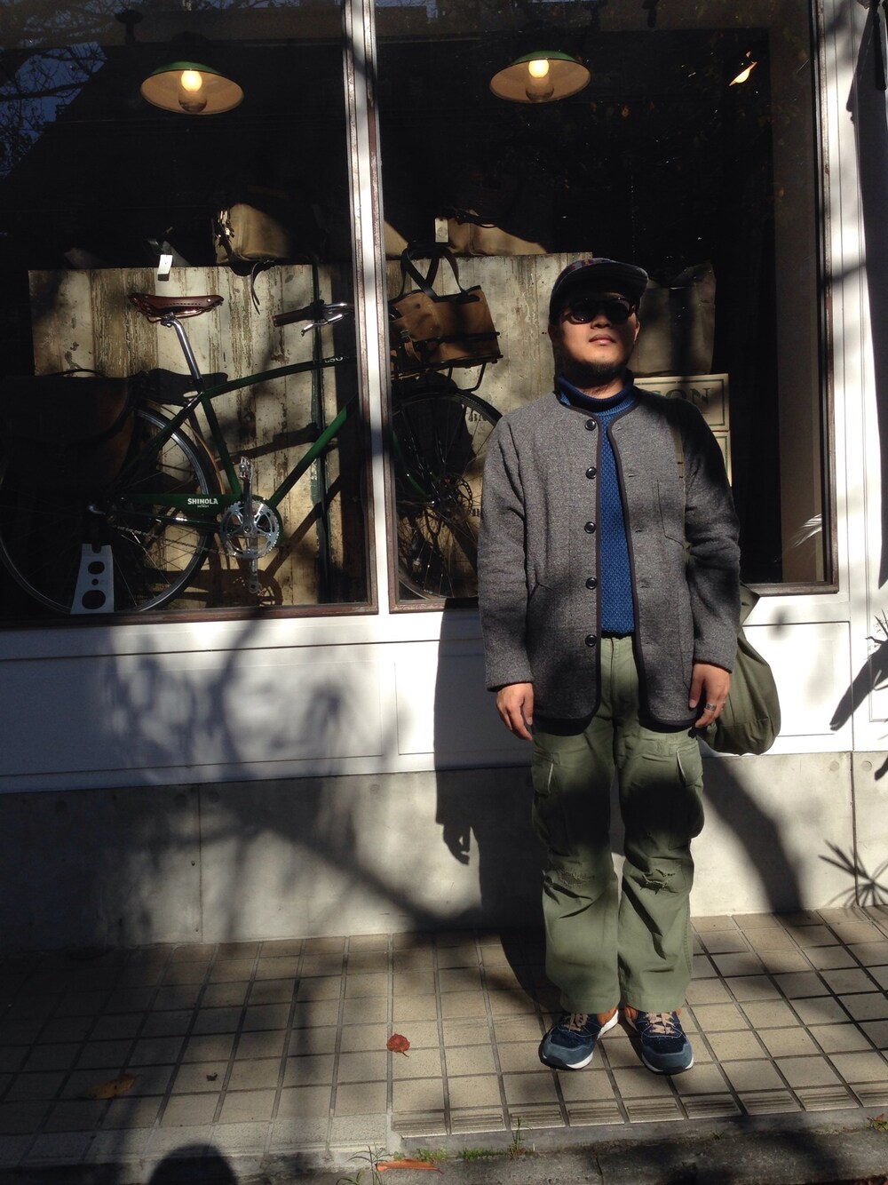 「タートルネックニット、サングラス」｜「BLUE BLUEのアイテム（ノーカラージャケット、グレー系）」を使った、Jero Tuさん（メンズ・168cm）の秋コーディネートの1枚目の写真