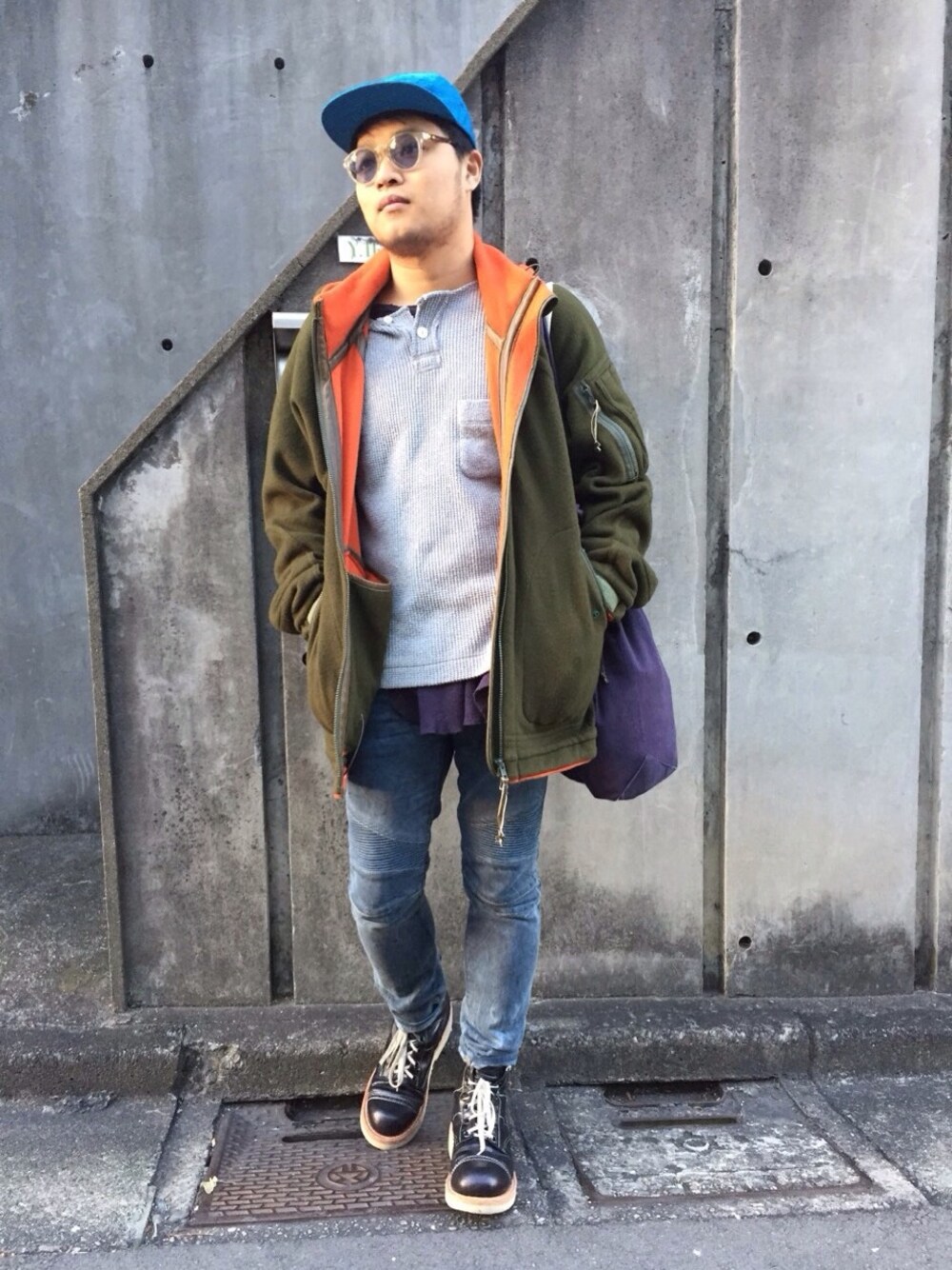 「編み上げブーツ、サングラス」｜「TAKAHIROMIYASHITATheSoloIst.のアイテム（Tシャツ/カットソー、グレー系）」を使った、Jero Tuさん（メンズ・168cm）の秋コーディネートの1枚目の写真