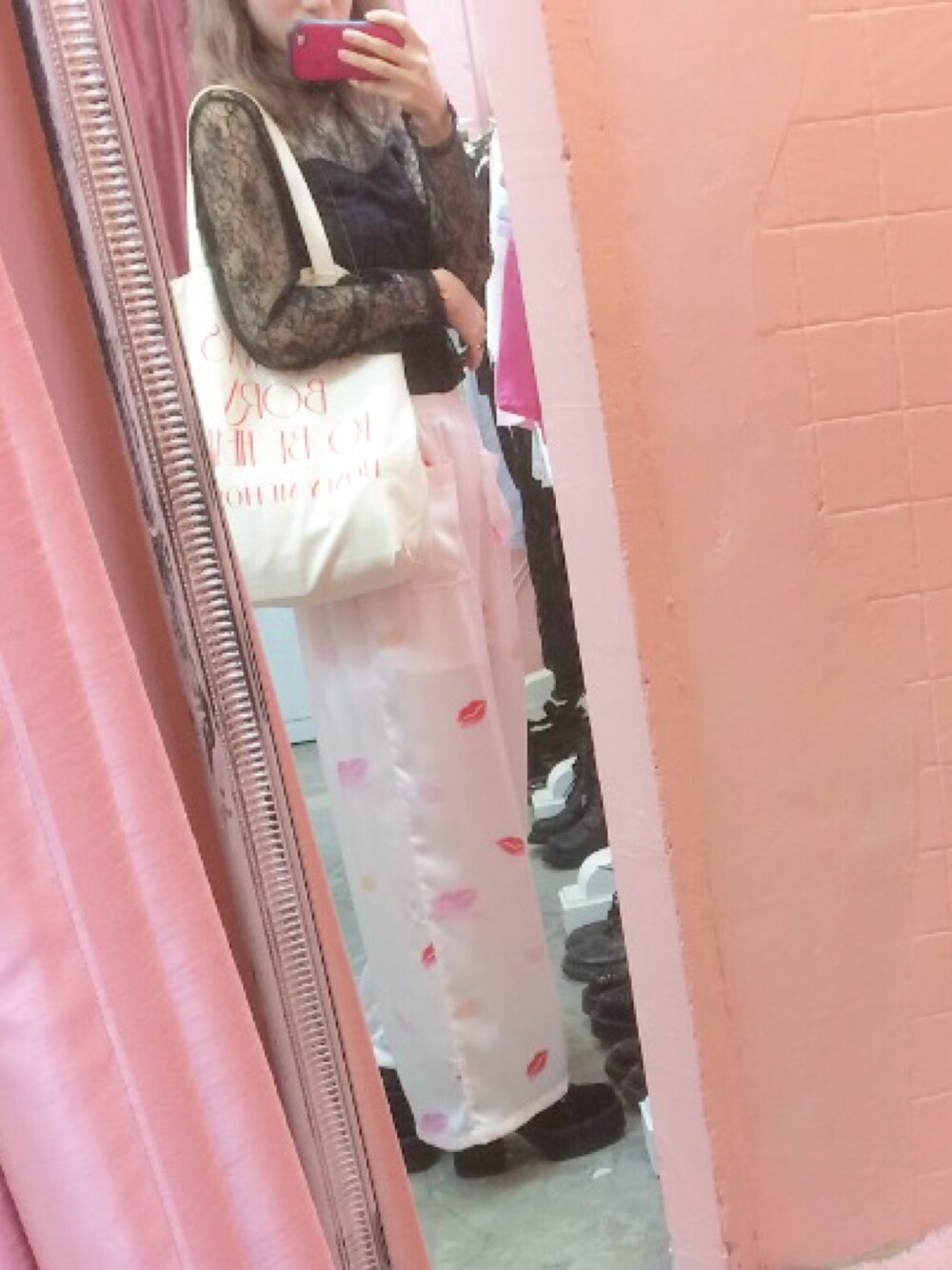 「サテン、レース、ブラック、BUBBLES、honeymihoney」｜「BUBBLESのアイテム（シャツ/ブラウス、ブラック系）」を使った、kumicoさん（レディース・163cm）の秋コーディネートの1枚目の写真