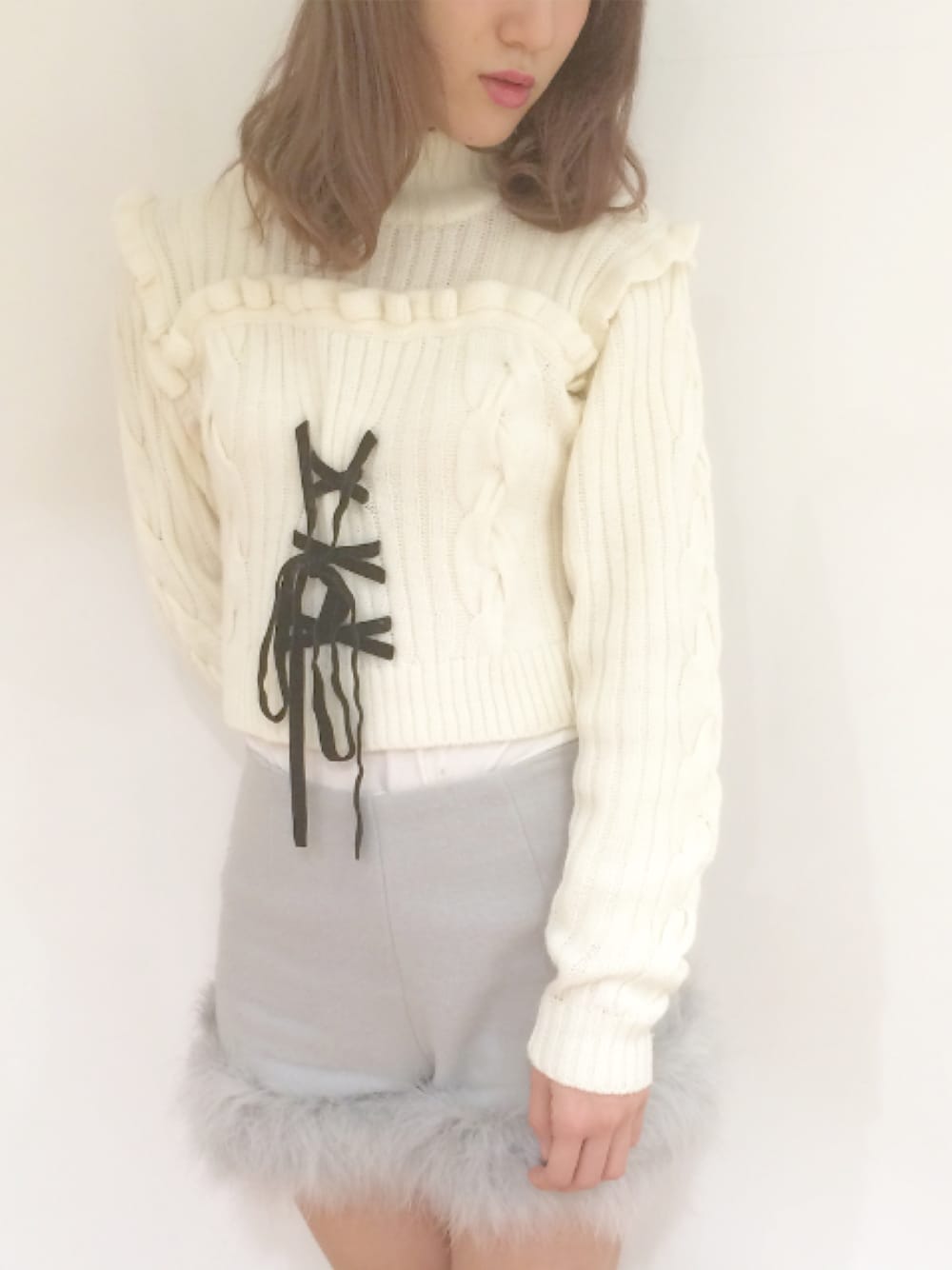 「冬コーデ、ootd、フェザー、Lily Brown、honeymihoney、レースアップニット」｜「HONEY MI HONEYのアイテム（ニット/セーター、ホワイト系）」を使った、kumicoさん（レディース・163cm）の秋コーディネートの1枚目の写真