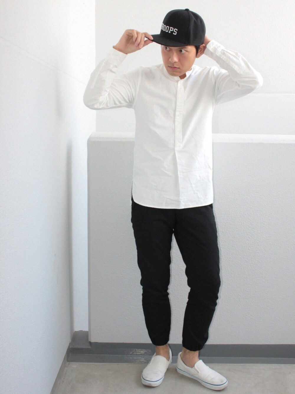 「キャップ、白シャツ、スタンドカラー、ジョガーパンツ、スリッポン、シンプル、モノトーン、UNIQLO、RAGEBLUE、VANS」｜「RAGEBLUEのベースボールキャップFW/570383（キャップ、ブラック系）」を使った、またたびさん（メンズ・173cm）の春コーディネートの1枚目の写真