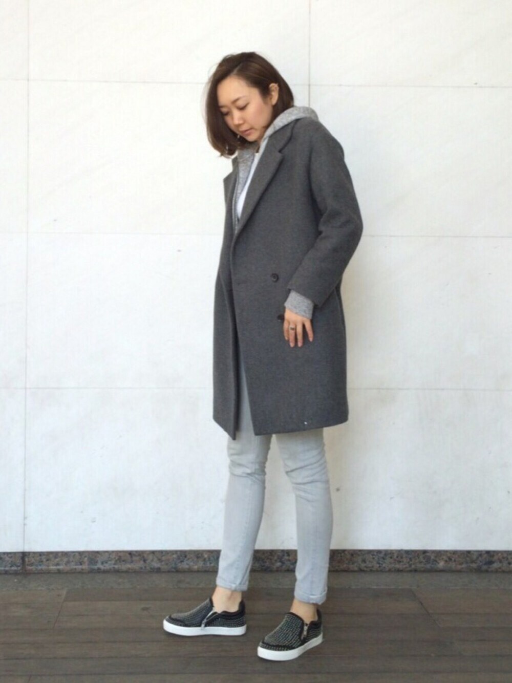 「ASH、ASHスニーカー、スリッポン、スタッズ、グレー、ワントーンコーデ、シンプル、H&M、STUNNING LURE」｜「STUNNING LUREのアイテム（ジャケット/アウター、グレー系）」を使った、ashtnkさん（レディース・164cm）の冬コーディネートの1枚目の写真