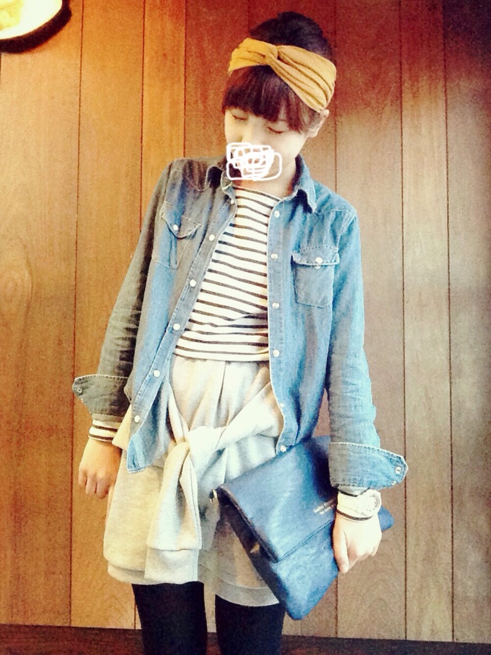 「シャツスタイル」｜「THE EMPORIUMのクラッチバッグ（クラッチバッグ、ブルー系）」を使った、e、さん（レディース・162cm）の冬コーディネートの1枚目の写真