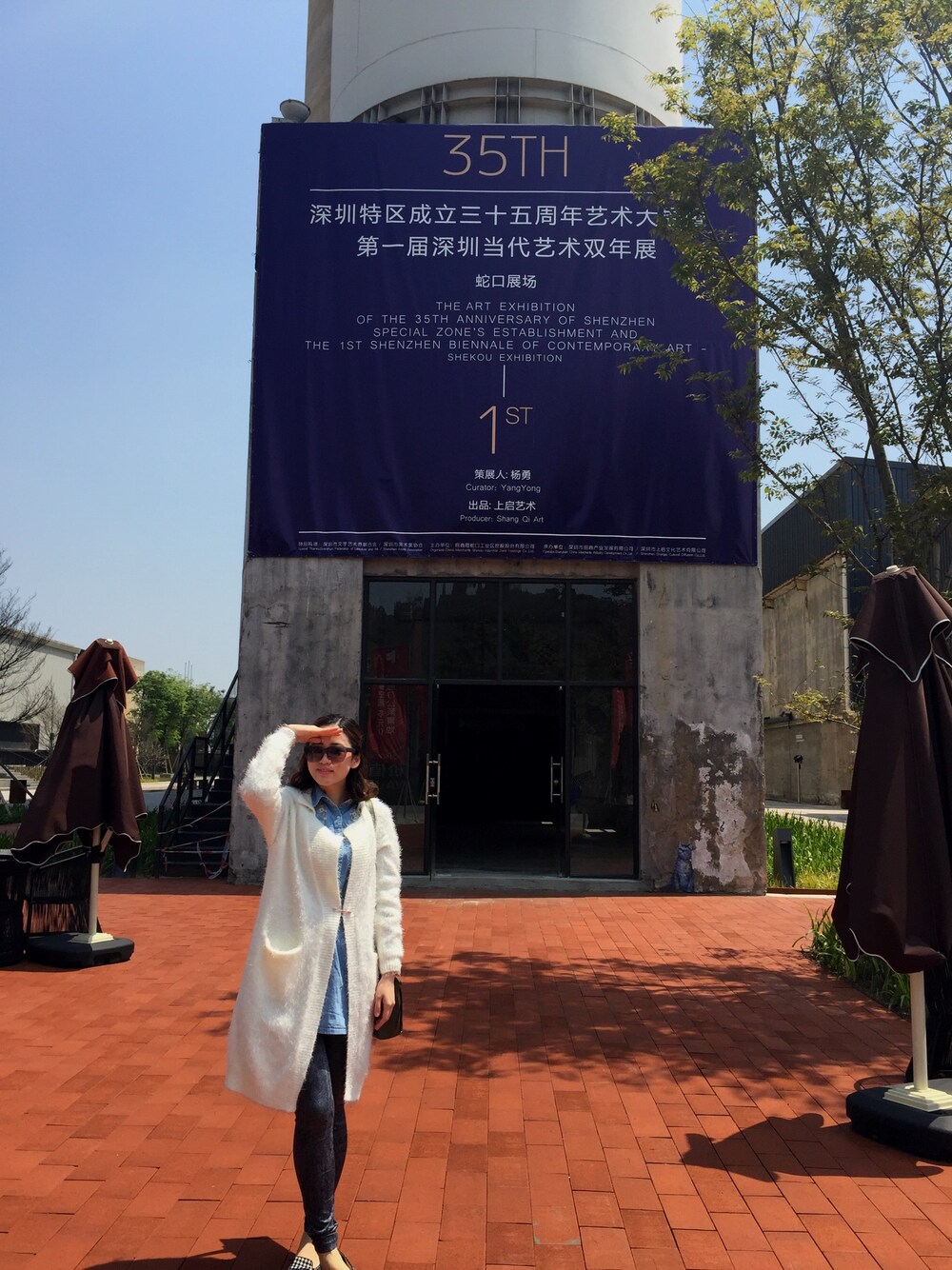 「outdoor style、exhibition」｜「b+abのアイテム（ダウンジャケット/コート、ホワイト系）」を使った、Joey ZY Cさん（レディース・168cm）の春コーディネートの1枚目の写真