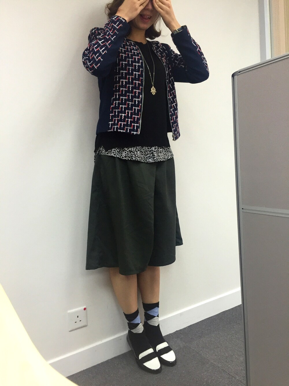「office style」｜「H&Mのアイテム（ダウンジャケット/コート、ブルー系）」を使った、Joey ZY Cさん（レディース・168cm）の春コーディネートの1枚目の写真