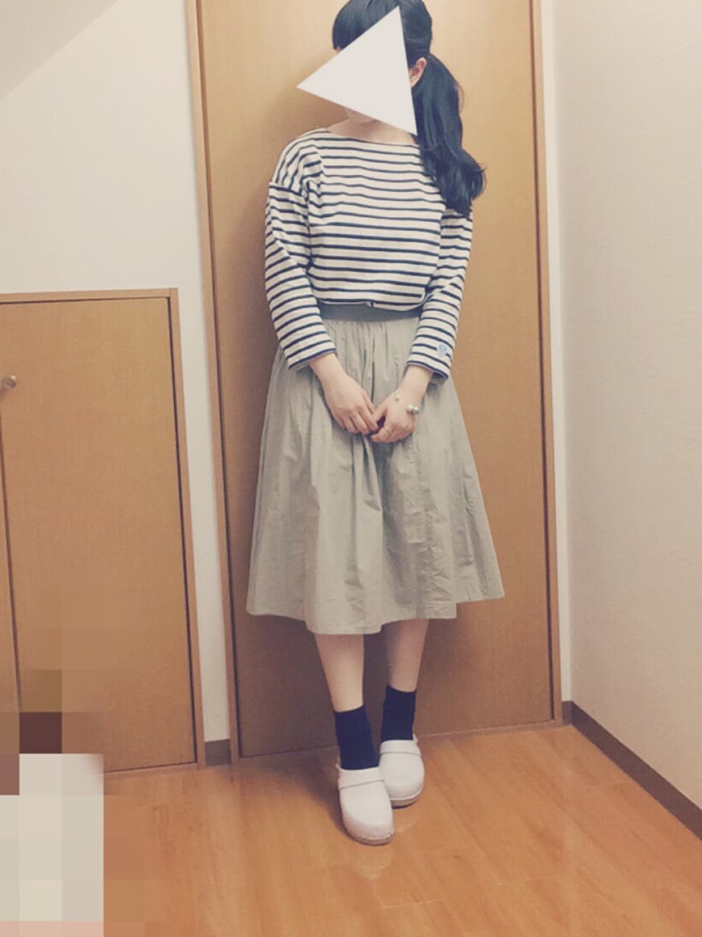 「ボーダートップス、ベージュスカート、サボ、白い靴、膝丈スカート」｜「CHILD WOMANのMOHEDA サボサンダル（その他シューズ、ホワイト系）」を使った、moさん（レディース・154cm）の春コーディネートの1枚目の写真
